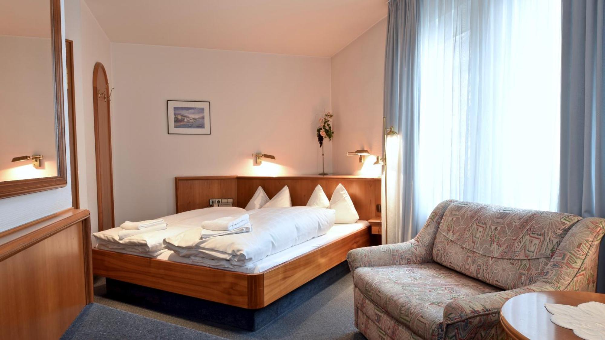 Hotel Pflum Mit Gaestehaus Nuertingen Buitenkant foto